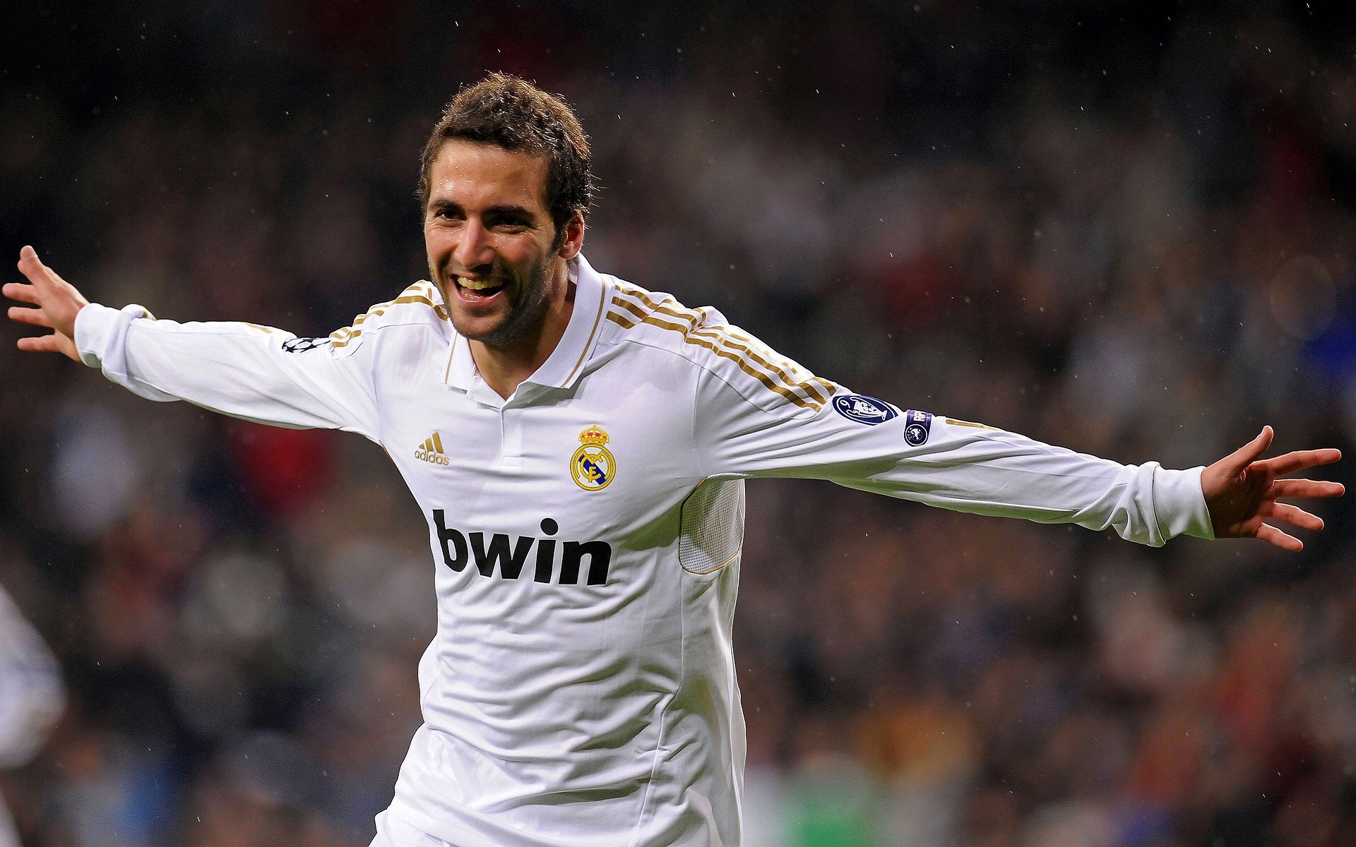 中超官方公布月度最佳后卫，广州队年轻小将获评，中超广州队队员